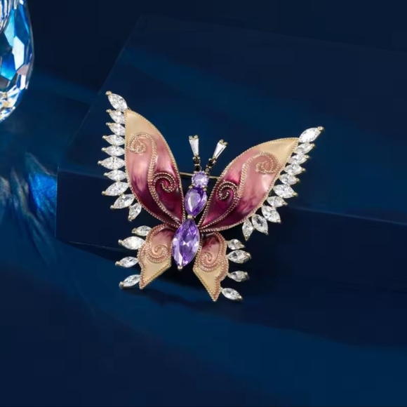 VQ Butterfly Brooch - Picture 2 of 4
